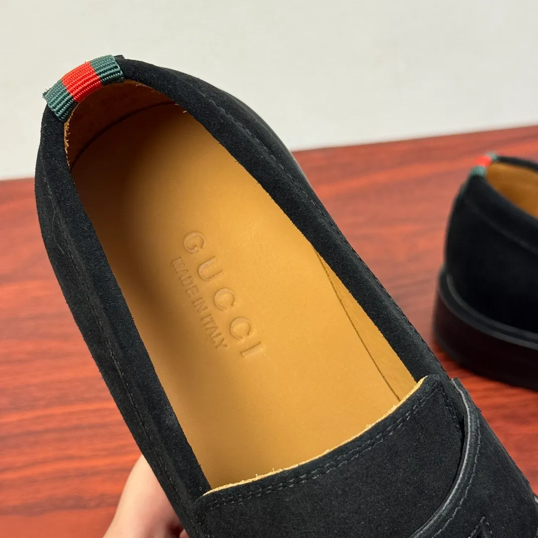 Batch 980 Gucci/Gucci new men's solid color leather loafers! These elegant loafers are crafted from soft suede calfskin and are available in two styles. The upper is decorated with genuine leather buckles, adding low-key and unique logo pattern elements. Simple style design. Classic European and American last style. Standard style. Red and green webbing decoration on the heel embellishes brand style details. Select high-quality leather, look at the details for textured workmanship, dyed calfskin lining, uniform and delicate pores, soft and comfortable. Thickened leather outsole, composite rubber bottom sheet at the heel, excellent foot comfort, wear-resistant and non-slip, the first choice for light luxury, versatile for footwear, and comes with a full set of packaging! Size: 39-40-41-42-43-44 leather shoe size (38.45.46 can be customized) Item number: 812168 Suede black